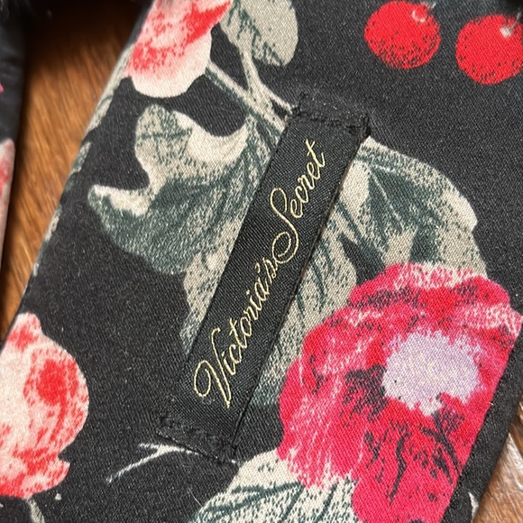 Victoria’s Secret satin plush floral slippers and bag size M - Picture 3 of 5